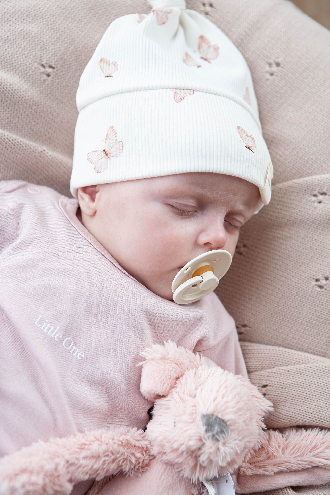 Babymütze mit gerippten Schmetterlingen