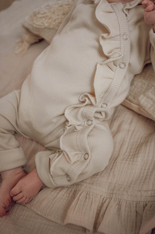 Strampler mit Wildblumen-Rüschen