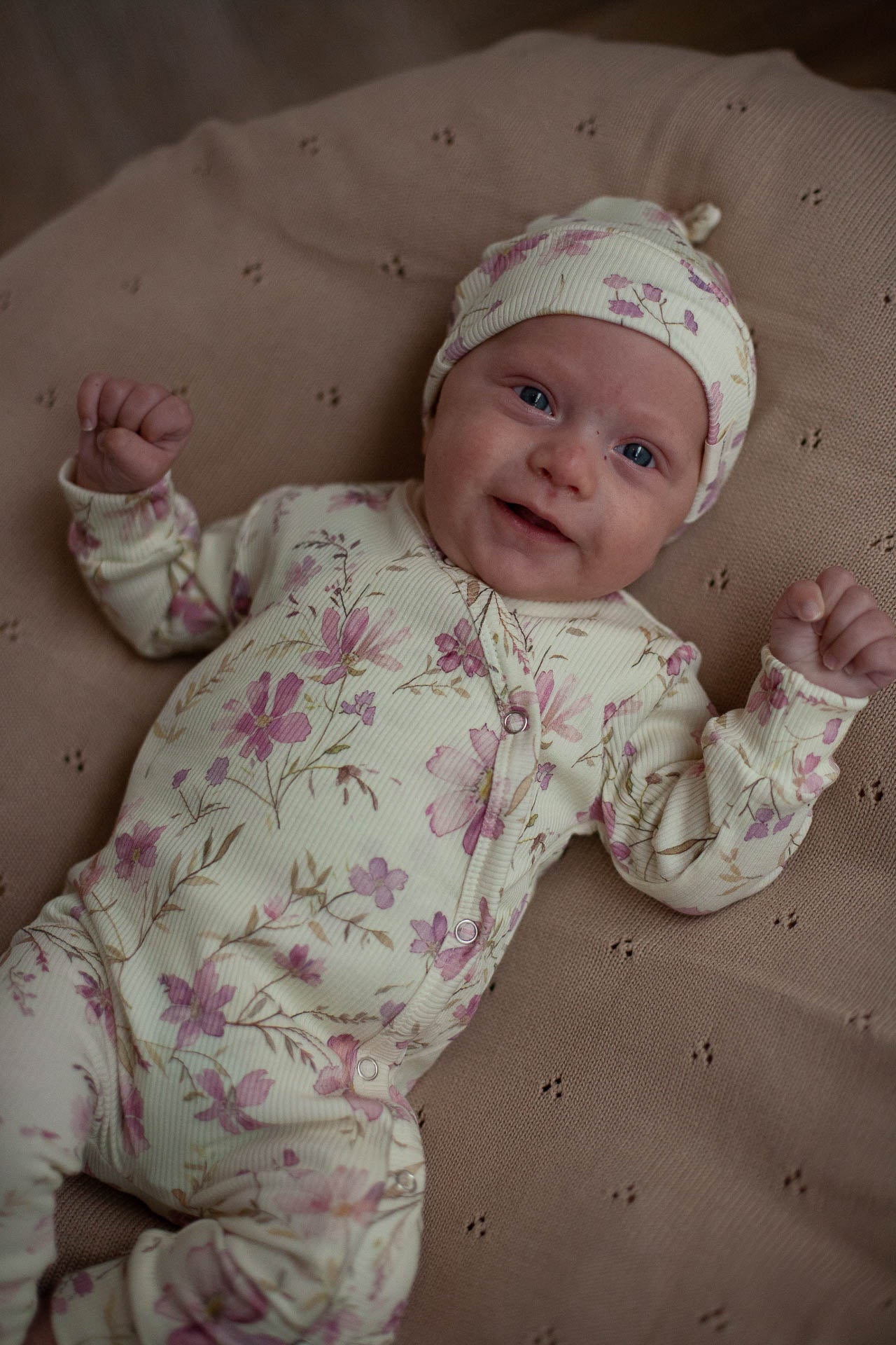 Babystrampler im Rippenmuster, pastellgelb mit lila Blumen