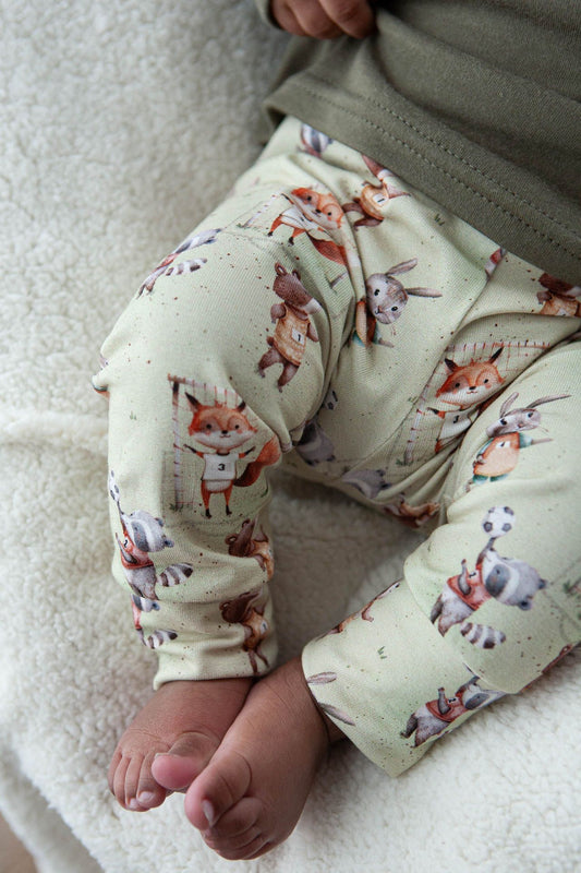 Broekje little one playing friends