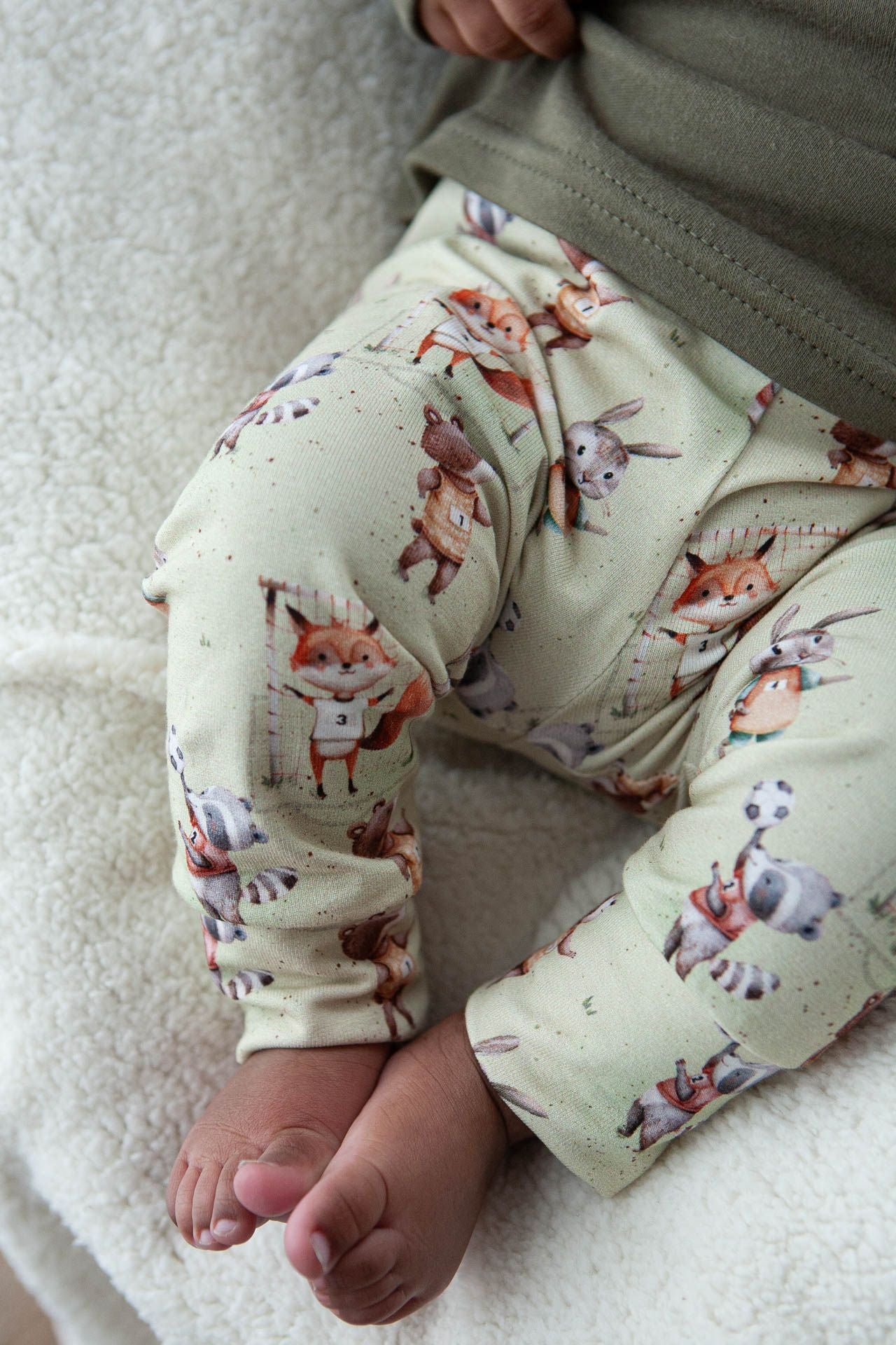 Kleine spielende Freundehose