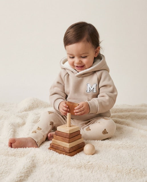 Baseball-Kapuzenpullover mit Teddy-Buchstaben personalisiert.