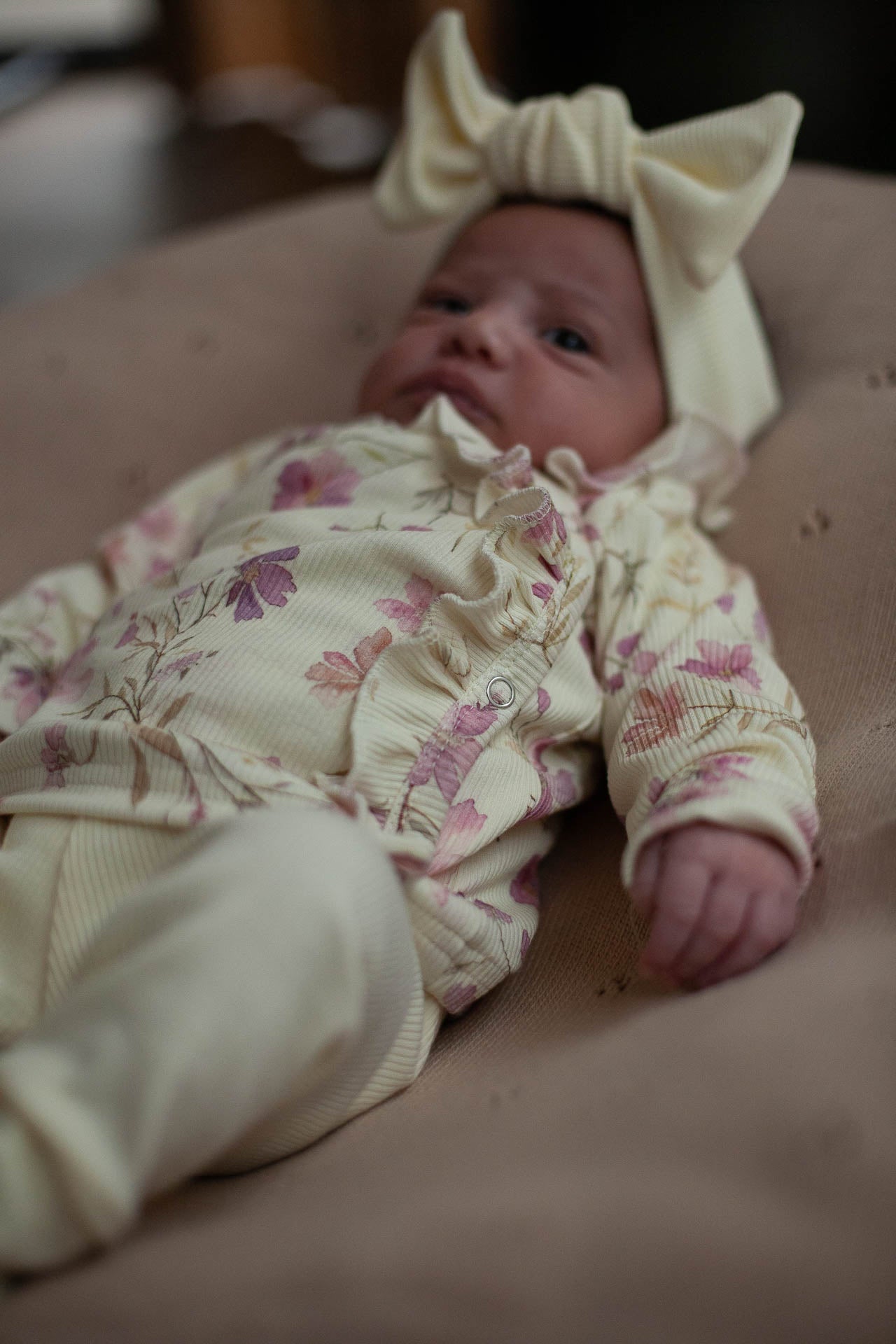 Wickelshirt aus Babyripp mit Rüschen in Pastellgelb mit lila Blumen