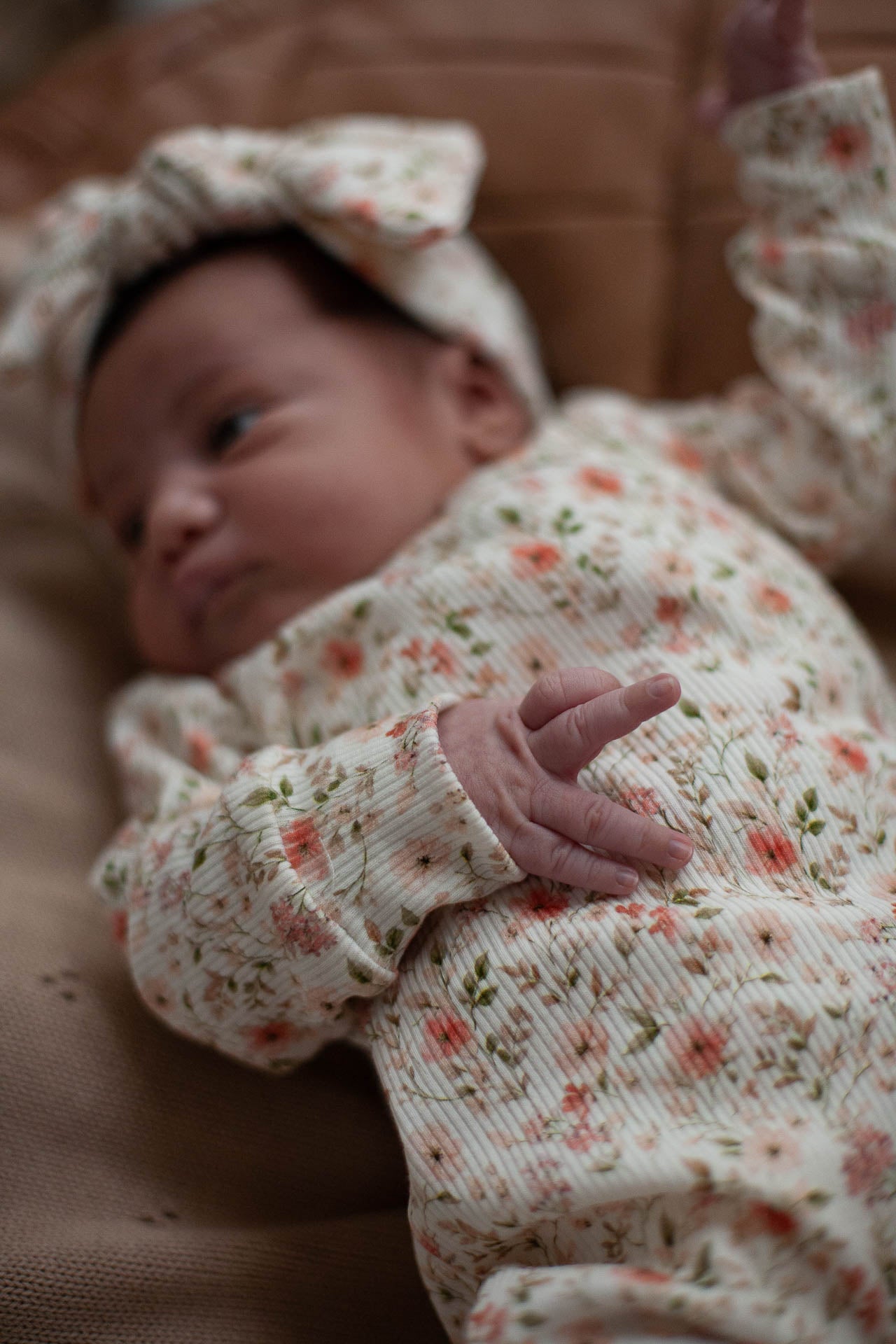 Babystrampler im Rippenmuster, Kleine schöne Blumen