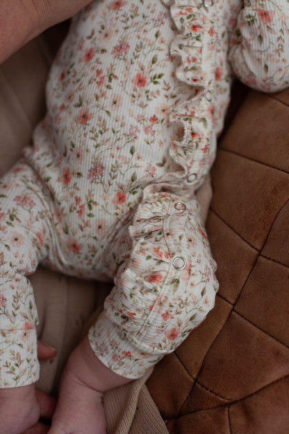 Babystrampler mit gerüschten Rippschleifen